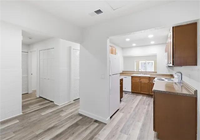 Photo 4 of Townhouse for sale at 2302 Barbados Dr, Winter Park, FL 32792 | MLS# O6440892 | Listing updated on 2026-10-08