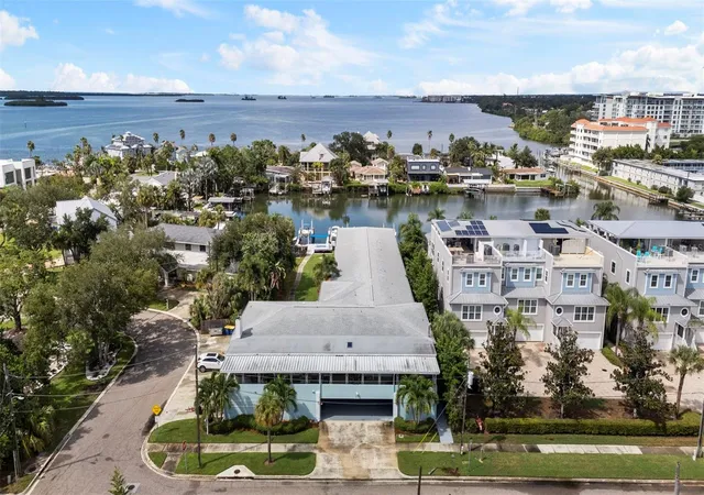 Listing Photo 4 - Condo for sale in building located at 300 Venetian Dr, Clearwater, FL 33755 - Unit #1