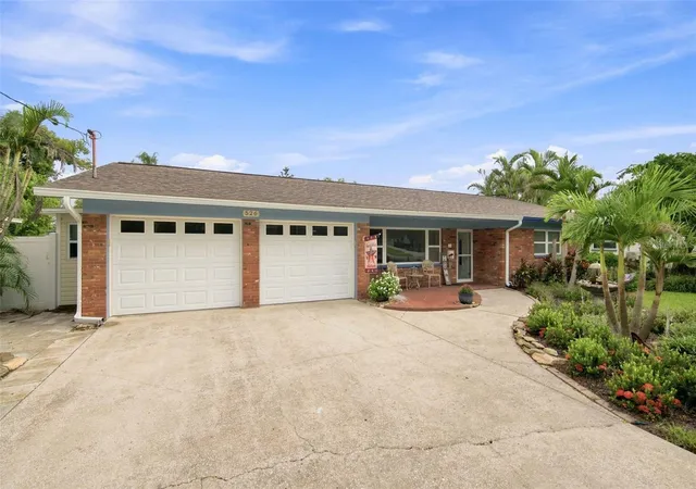 Photo 3 of Single family home for sale at 526 S Larry Cir, Brandon, FL 33511 | MLS# TB8547528 | Listing updated on 2026-10-15
