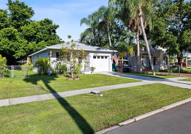 Photo 3 of Sale Pending at 1013 27th Avenue W, Palmetto, FL 34221 | MLS# TB8547532 | Listing updated on 2026-09-30