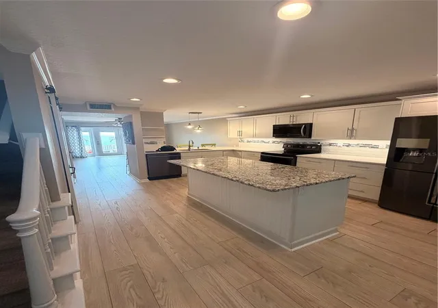 Photo 3 of Townhouse for sale at 5050 Coquina Key Dr SE, Saint Petersburg, FL 33705 | MLS# TB8547578 | Listing updated on 2026-09-30