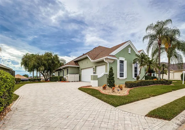 Photo 3 of Single family home for sale at 1233 Vista Hills Dr, Lakeland, FL 33813 | MLS# S5157358 | Listing updated on 2026-10-07