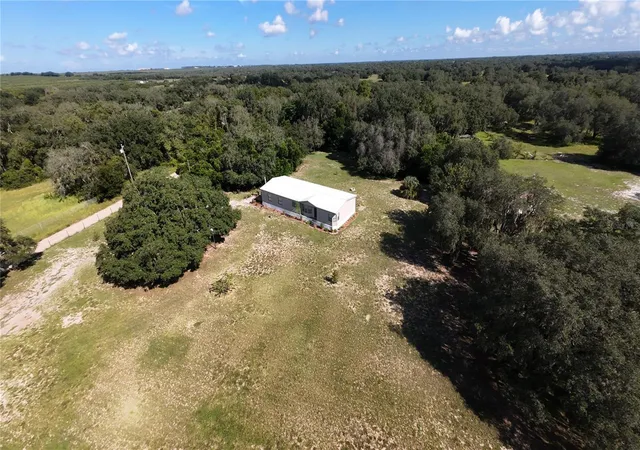 Photo 3 of Manufactured home for sale at 2242 Fox Run Ln, Lake Wales, FL 33898 | MLS# L4964984 | Listing updated on 2026-09-18
