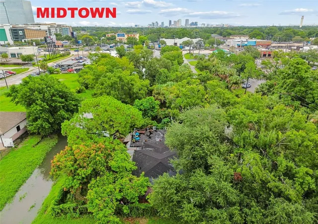 Photo 3 of Single family home for sale at 3823 W Lemon St, Tampa, FL 33609 | MLS# TB8547628 | Listing updated on 2026-09-17