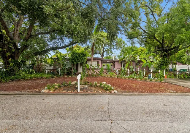 Photo 3 of Single family home for sale at 3823 W Lemon St, Tampa, FL 33609 | MLS# TB8547628 | Listing updated on 2026-09-17