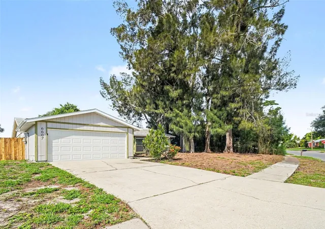 Photo 3 of Single family home for sale at 6607 36th Avenue Dr W, Bradenton, FL 34209 | MLS# O6441016 | Listing updated on 2026-09-16