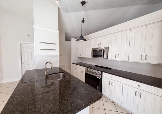 Photo 4 of Single family home for sale at 2007 Darlington Oak Dr, Seffner, FL 33584 | MLS# O6441057 | Listing updated on 2026-09-12