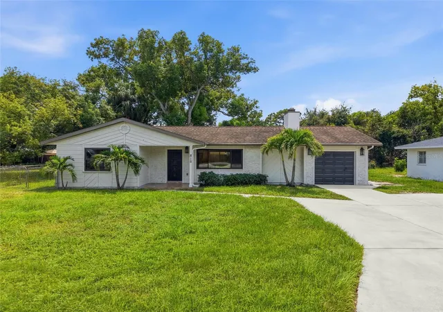 Photo 1 of Single family home for sale at 815 Poinsettia Ave, Tarpon Springs, FL 34689 | MLS# TB8547746 | Listing updated on 2026-09-14