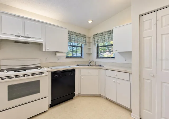 Photo 4 of House for sale at 2127 NE 40th Avenue, Ocala, FL 34470 | MLS# OM732108 | Listing updated on 2026-09-12
