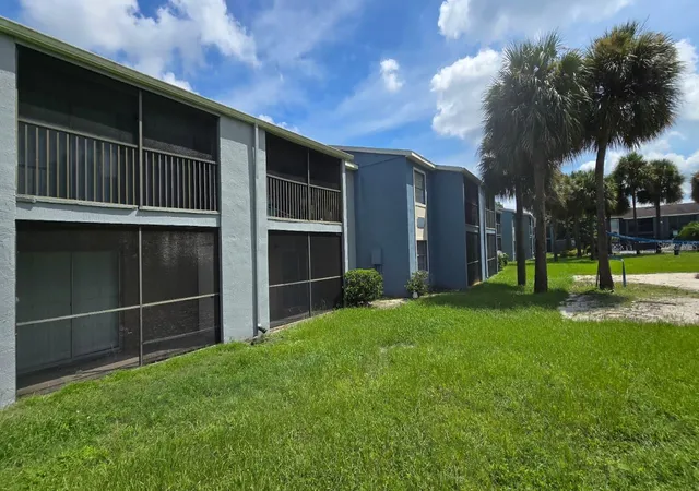 Listing Photo 4 - Condo for sale in building located at 2555 N Alafaya Trl, ORLANDO, FL 32826 - Unit #105