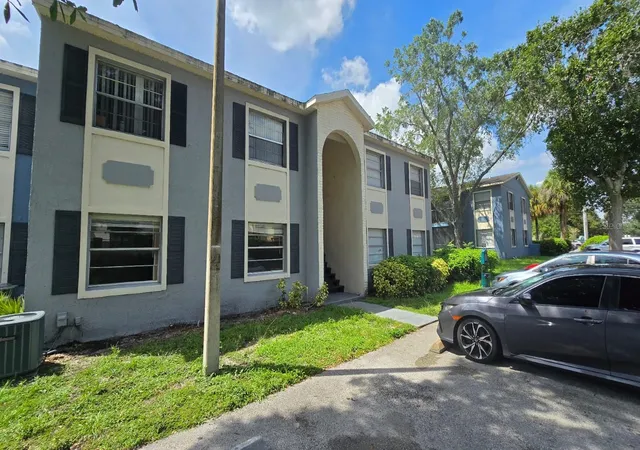 Listing Photo 5 - Condo for sale in building located at 2555 N Alafaya Trl, ORLANDO, FL 32826 - Unit #105