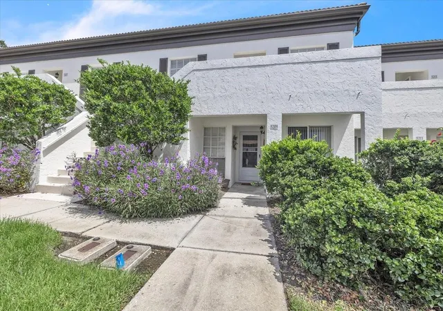 Photo 3 of Condo for sale at 5209 Wedgewood Ln #17, Sarasota, FL 34235 | MLS# C7530641 | Listing updated on 2026-09-16