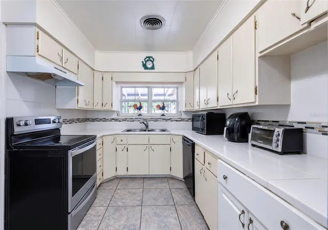 Photo 3 of Single family home for sale at 502 Wolfe St, Wildwood, FL 34785 | MLS# O6441108 | Listing updated on 2026-09-22