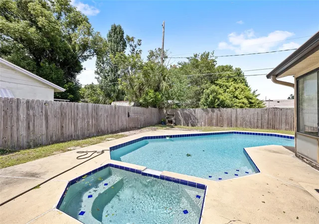 Photo 4 of Single family home for sale at 6035 Mary Lynn Ct, Orlando, FL 32807 | MLS# O6441133 | Listing updated on 2026-09-22