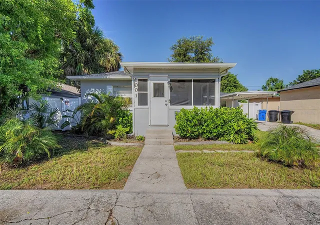 Photo 3 of Single family home for sale at 1001 Queen St S, Saint Petersburg, FL 33712 | MLS# TB8547836 | Listing updated on 2026-10-14