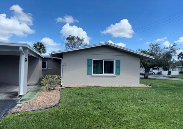 Photo 1 of Sale Pending at 39 Strathmore Blvd, Sarasota, FL 34233 | MLS# TB8547861 | Listing updated on 2026-09-25