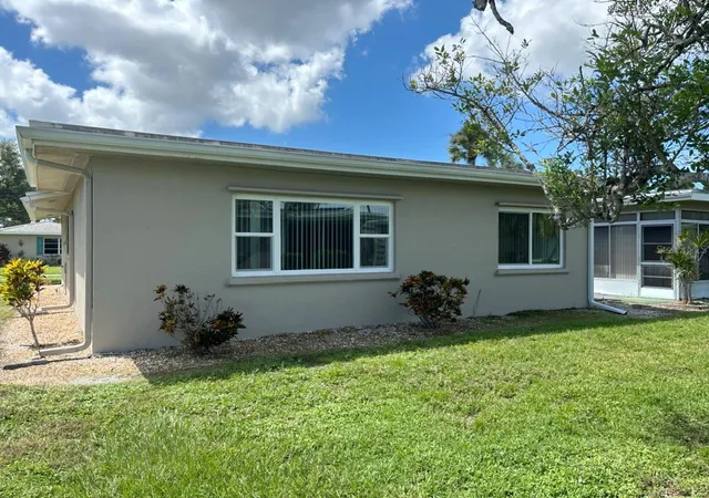 Photo 3 of Sale Pending at 39 Strathmore Blvd, Sarasota, FL 34233 | MLS# TB8547861 | Listing updated on 2026-09-25