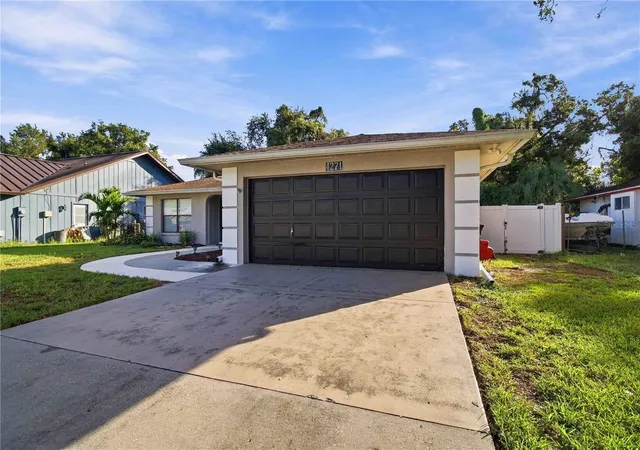 Photo 1 of Single family home for sale at 4271 Berkshire Dr, Sarasota, FL 34241 | MLS# A4705838 | Listing updated on 2026-10-30