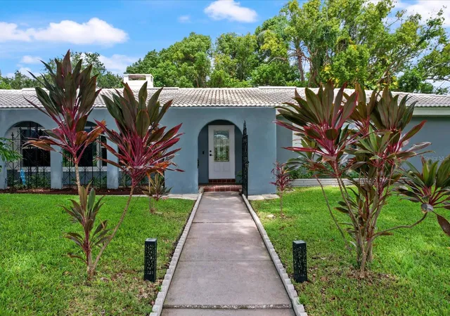 Photo 2 of Single family home for sale at 2100 Mckinley St, CLEARWATER, FL 33765 | MLS# TB8547880 | Listing updated on 2026-10-16