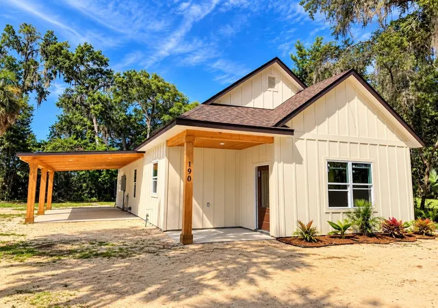 Single family home for sale at 190 NW 2nd Street, Williston, FL 32696 | MLS# OM732127 | Listing updated on 2026-10-02