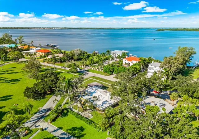 Photo 2 of Single family home for sale at 507 Palma Sola Blvd, Bradenton, FL 34209 | MLS# A4705857 | Listing updated on 2026-09-27