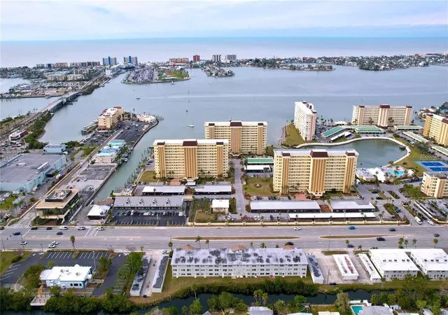 Listing Photo 2 - Condo for sale in building located at 4455 Duhme Rd, St. Petersburg, FL 33708 - Unit #305