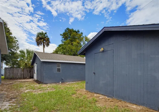 Photo 3 of Single family home for sale at 33 W Herrick Dr, Eustis, FL 32726 | MLS# O6441216 | Listing updated on 2026-09-14