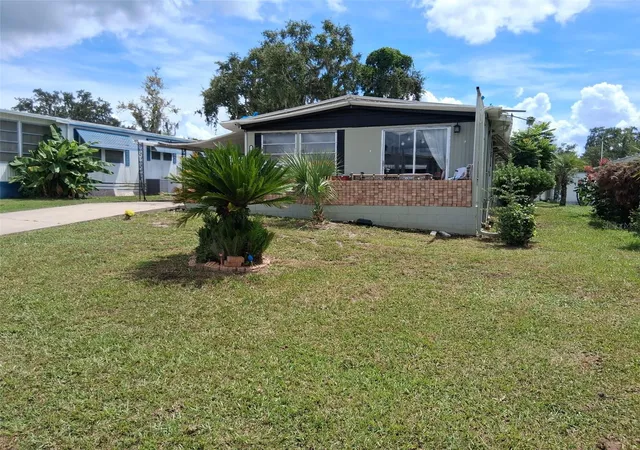 Photo 3 of Manufactured home for sale at 2611 Carpenter Pl, Leesburg, FL 34748 | MLS# G5117710 | Listing updated on 2026-09-13