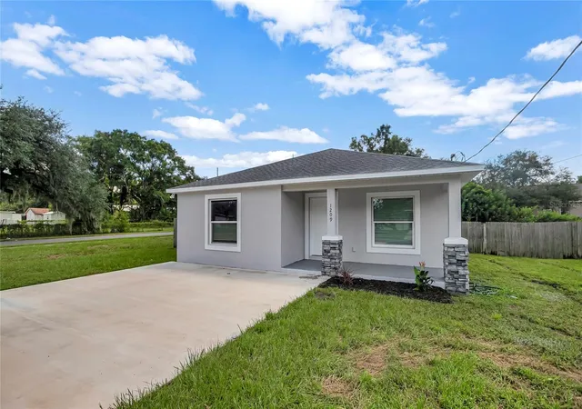 Photo 3 of Single family home for sale at 1209 E Ohio St, Plant City, FL 33563 | MLS# TB8548026 | Listing updated on 2026-09-14