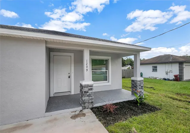 Photo 3 of Single family home for sale at 1209 E Ohio St, Plant City, FL 33563 | MLS# TB8548026 | Listing updated on 2026-09-14