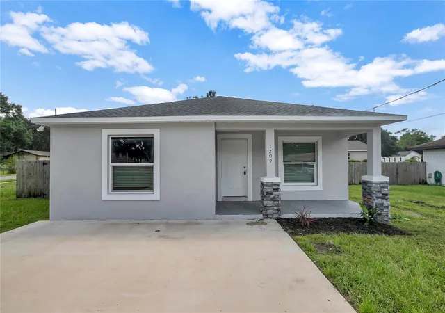 Photo 4 of Single family home for sale at 1209 E Ohio St, Plant City, FL 33563 | MLS# TB8548026 | Listing updated on 2026-09-14