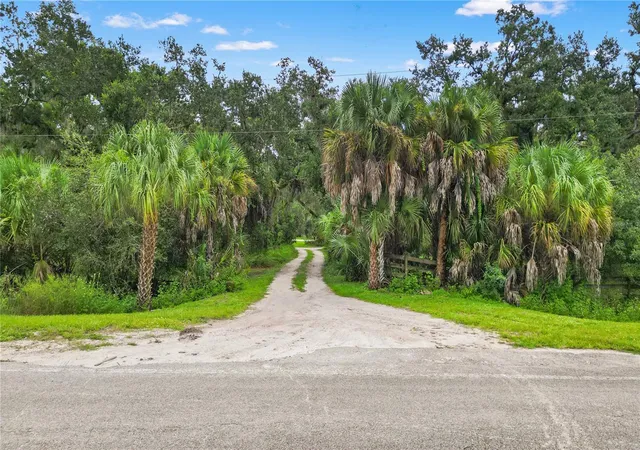 Photo 3 of Single family home for sale at 400 S Moon Dr, Venice, FL 34292 | MLS# A4705886 | Listing updated on 2026-10-20