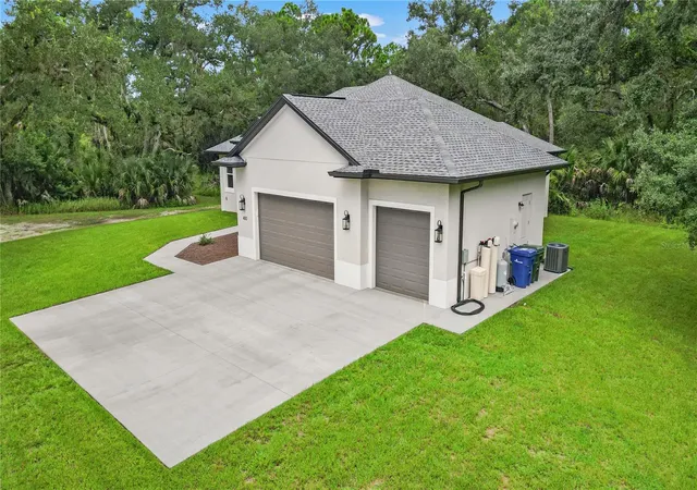 Photo 4 of Single family home for sale at 400 S Moon Dr, Venice, FL 34292 | MLS# A4705886 | Listing updated on 2026-10-02