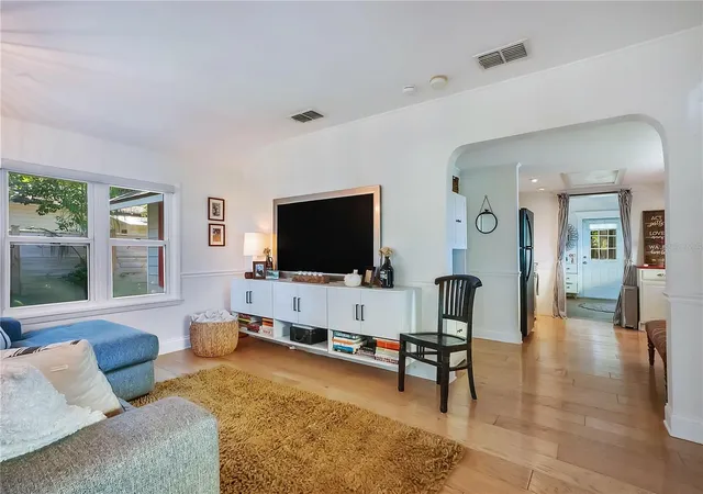 Photo 3 of Single family home for sale at 628 Forest St, Windermere, FL 34786 | MLS# O6441329 | Listing updated on 2026-09-18