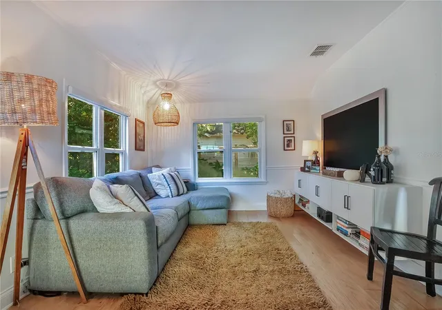 Photo 4 of Single family home for sale at 628 Forest St, Windermere, FL 34786 | MLS# O6441329 | Listing updated on 2026-09-18