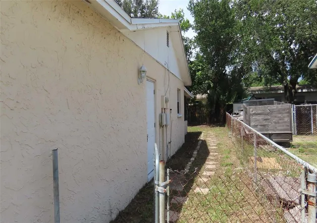 Photo 2 of Single family home for sale at 2527 21st Avenue Sw, Largo, FL 33774 | MLS# TB8548063 | Listing updated on 2026-10-08