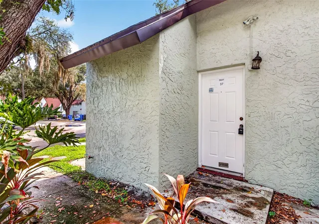 Photo 3 of Condo for sale at 5627 Ashley Oaks Dr #2, Tampa, FL 33617 | MLS# TB8548080 | Listing updated on 2026-09-29