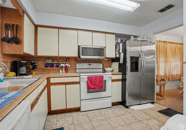 Photo 2 of Single family home for sale at 450 Sandestin Dr, Winter Haven, FL 33884 | MLS# TB8548086 | Listing updated on 2026-09-14