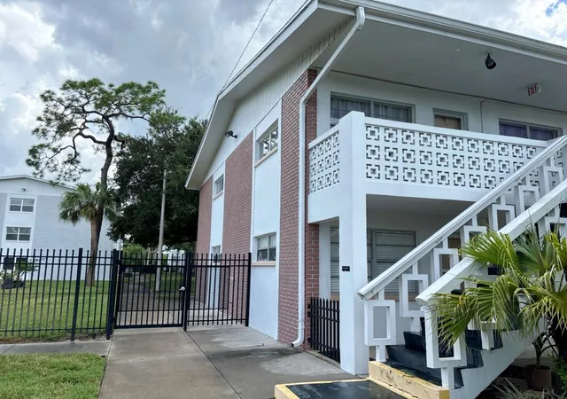Listing Photo 3 - Condo for sale in building located at 1000 79Th Ave N, ST PETERSBURG, FL 33702 - Unit #102