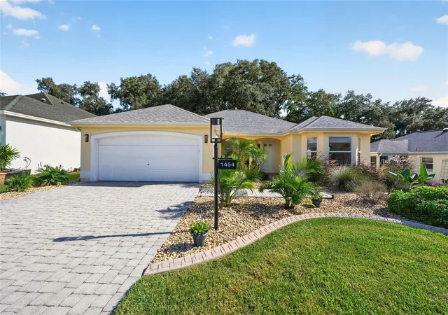 Photo 3 of Single family home for sale at 1454 San Clemente Ct, Lady Lake, FL 32159 | MLS# G5117722 | Listing updated on 2026-09-25