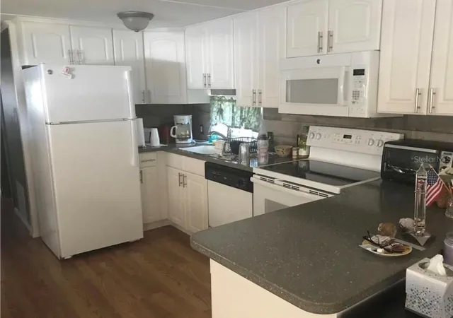 Photo 2 of Manufactured home for sale at 615 51st Avenue W, Bradenton, FL 34207 | MLS# A4705911 | Listing updated on 2026-09-13