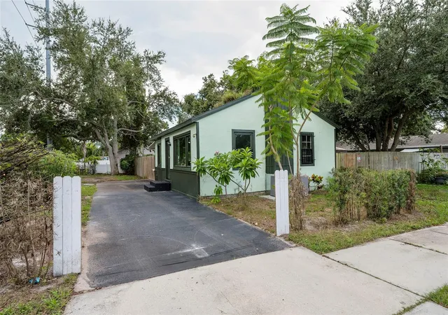 Photo 3 of Single family home for sale at 1700 Trotter Rd, Largo, FL 33774 | MLS# OM732163 | Listing updated on 2026-09-30