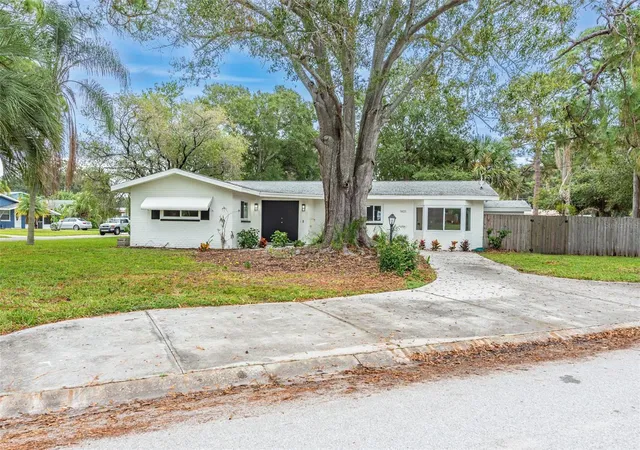 Photo 3 of Single family home for sale at 5625 Atlantic Ave N, Saint Petersburg, FL 33703 | MLS# TB8548170 | Listing updated on 2026-09-20