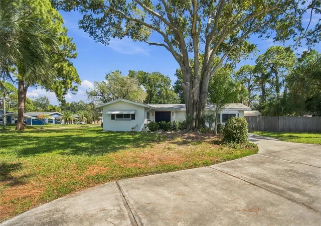 Photo 3 of Single family home for sale at 5625 Atlantic Ave N, Saint Petersburg, FL 33703 | MLS# TB8548170 | Listing updated on 2026-10-12