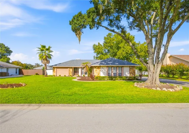 Photo 1 of Single family home for sale at 7926 W Ridge Pointe Dr, Lakeland, FL 33810 | MLS# OM732171 | Listing updated on 2026-10-01
