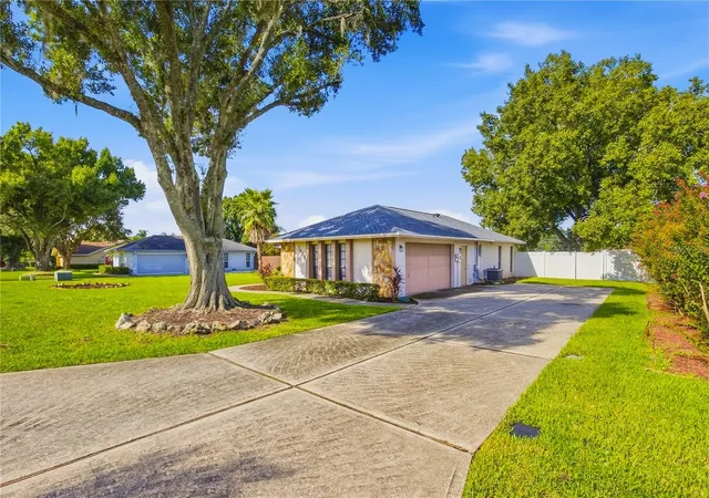 Photo 3 of Single family home for sale at 7926 W Ridge Pointe Dr, Lakeland, FL 33810 | MLS# OM732171 | Listing updated on 2026-10-01