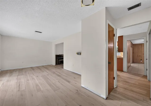 Photo 4 of Single family home for sale at 210 Jonesbury Ct, Longwood, FL 32779 | MLS# O6441405 | Listing updated on 2026-09-14