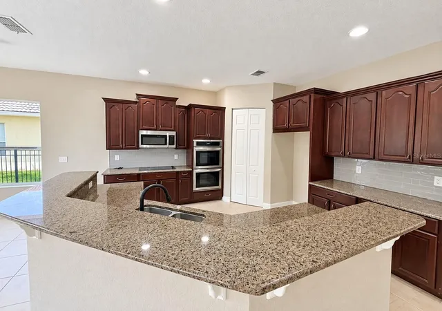 Photo 4 of Single family home for sale at 3915 Shoreview Dr, Kissimmee, FL 34744 | MLS# S5157461 | Listing updated on 2026-09-13