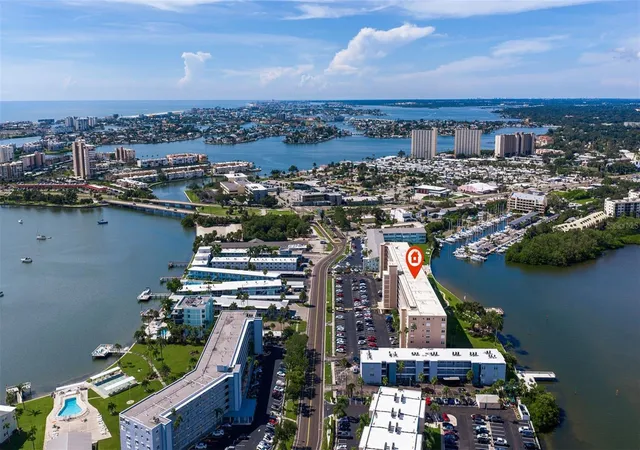 Listing Photo 2 - Condo for sale in building located at 1847 Shore Dr S, South Pasadena, FL 33707 - Unit #202