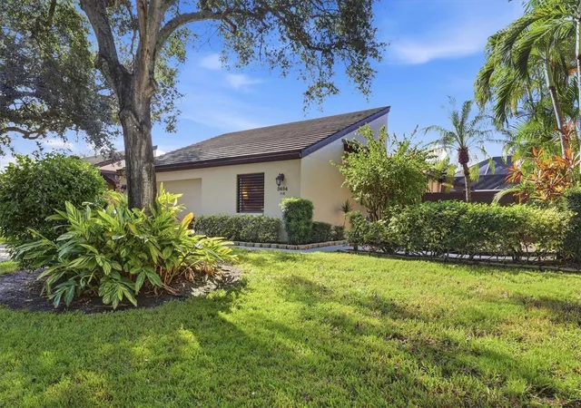 Photo 3 of House for sale at 3634 Glen Oaks Manor Dr, Sarasota, FL 34232 | MLS# A4705939 | Listing updated on 2026-09-23